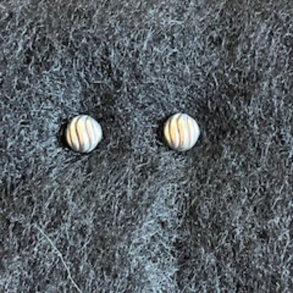 David Yurman Sculpted Cable Stud Earrings - Picture 3 of 6